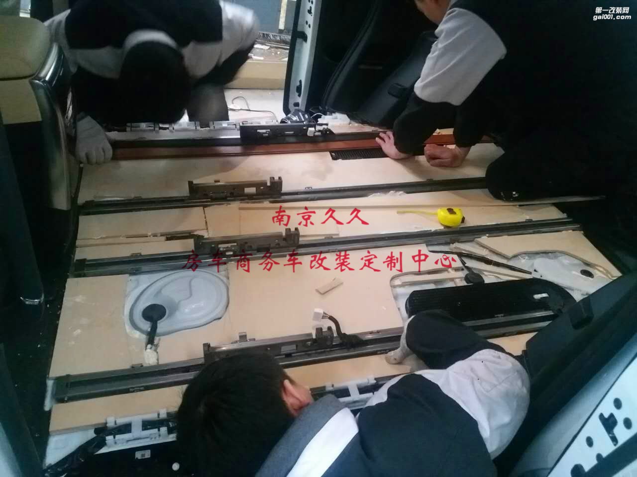 豐田埃爾法商務(wù)車內(nèi)飾游艇地板改裝