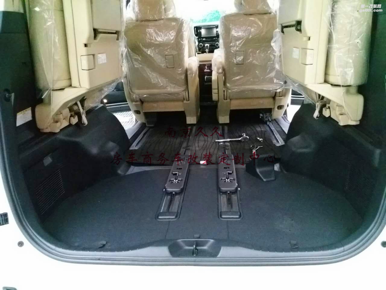 豐田埃爾法商務(wù)車內(nèi)飾游艇地板改裝