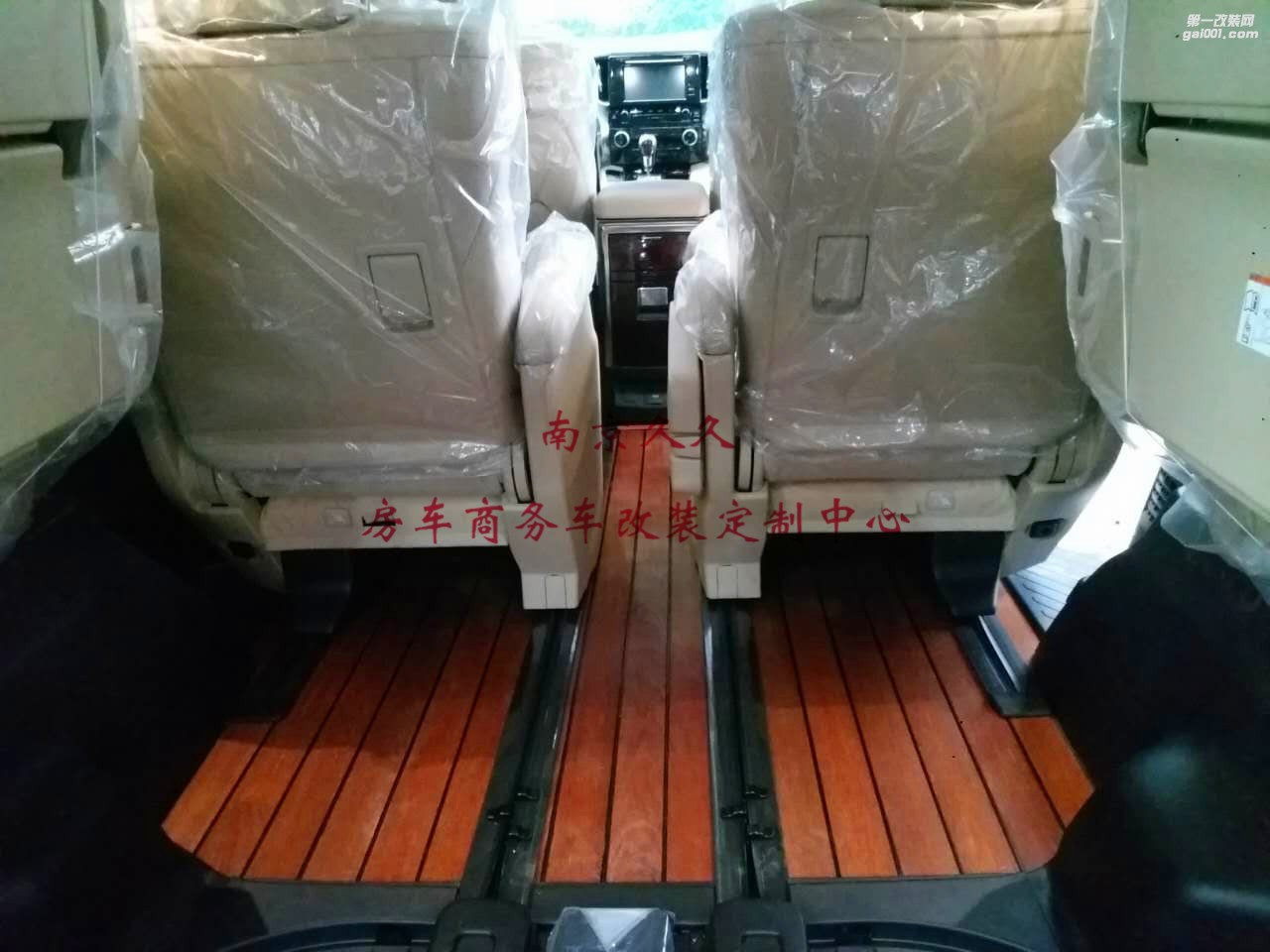 豐田埃爾法商務(wù)車內(nèi)飾游艇地板改裝