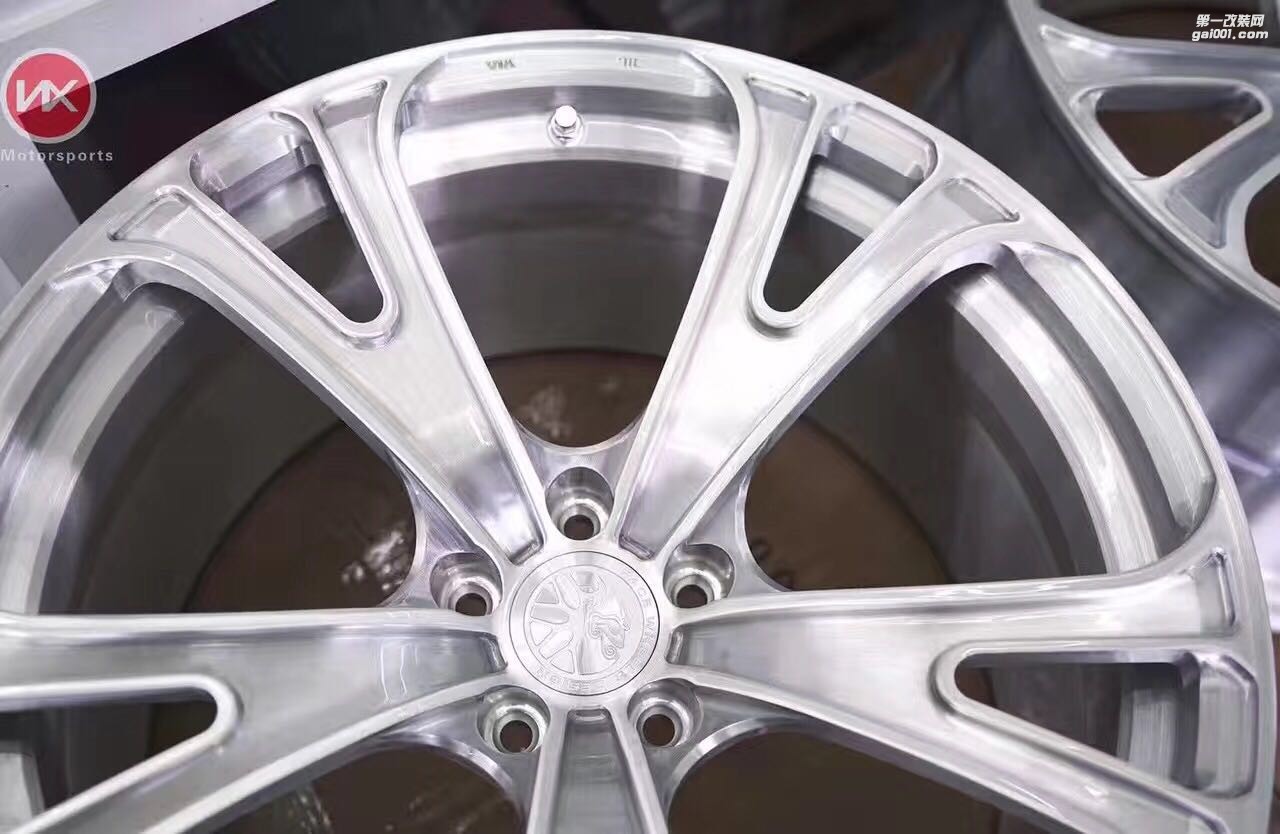 Facewheels FW108，單片式鍛造，金屬拉絲銀，20X9J 20X10.5J 5X112  保時捷Mancan專用數(shù)據(jù)，現(xiàn)貨供應一套
