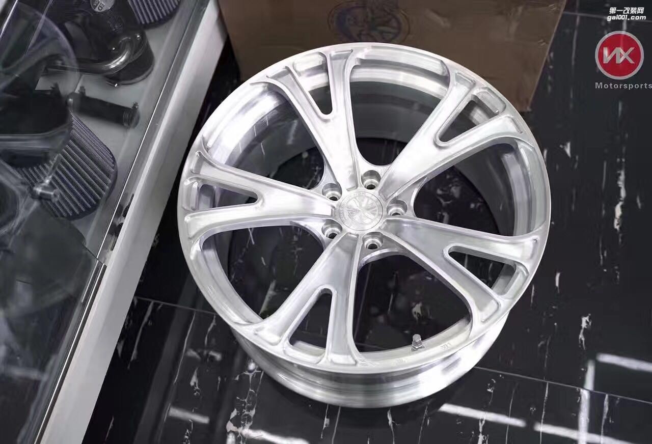 Facewheels FW108，單片式鍛造，金屬拉絲銀，20X9J 20X10.5J 5X112  保時捷Mancan專用數(shù)據(jù)，現(xiàn)貨供應一套