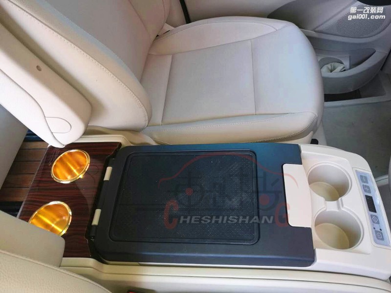 【鄭州車時尚內(nèi)飾改裝】新款奔馳威霆內(nèi)飾升級改裝圖片