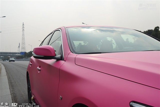 英菲尼迪全車麥克貼亞光玫紅，碳纖維套件