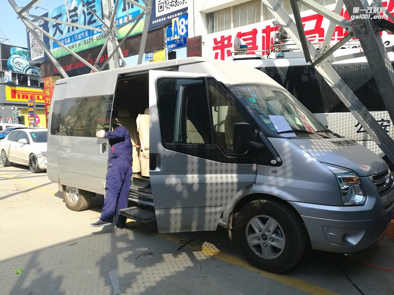 鄭州車時(shí)尚全順商務(wù)車內(nèi)飾改裝/江鈴全順座椅改裝包皮