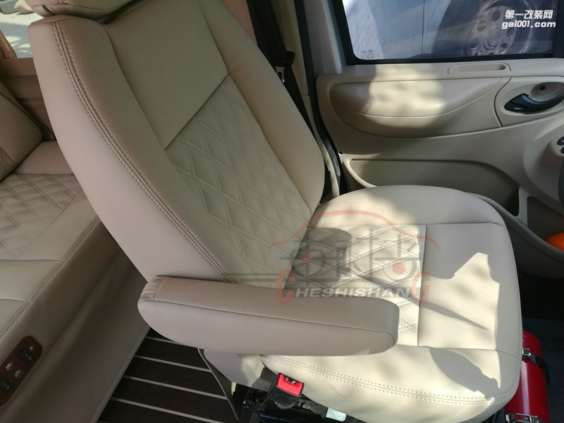 鄭州車時(shí)尚全順商務(wù)車內(nèi)飾改裝/江鈴全順座椅改裝包皮