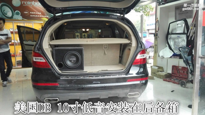 鄭州金聲音響改裝升級-奔馳R300改裝法國勁浪喇叭加裝功放和低音