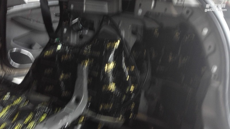 鄭州金聲改-獵豹CS10汽車音響改裝隔音德國彩虹三分頻加裝功放和低音