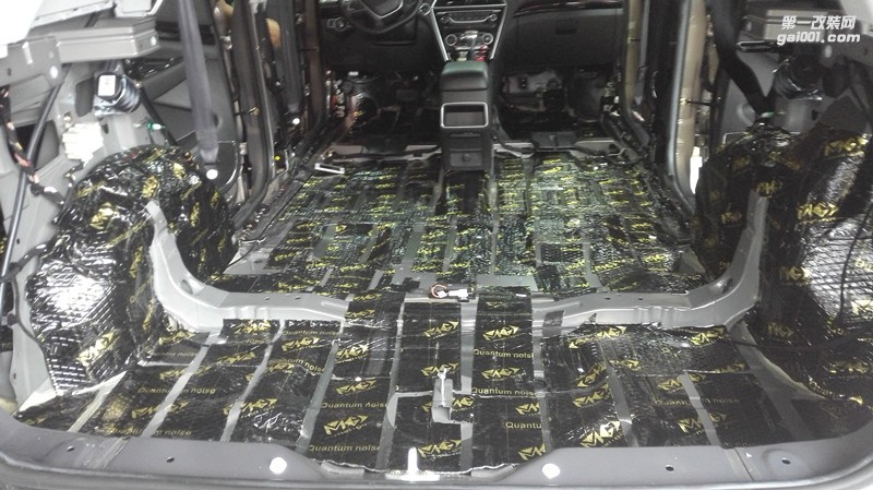 鄭州金聲改-獵豹CS10汽車音響改裝隔音德國彩虹三分頻加裝功放和低音