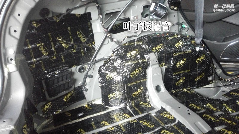 鄭州金聲改-獵豹CS10汽車音響改裝隔音德國彩虹三分頻加裝功放和低音