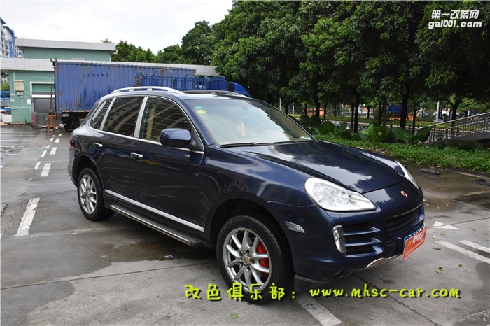 深圳保時捷卡宴車身貼膜改色施工法國hexis小珠光深藍膜幻色彩出品