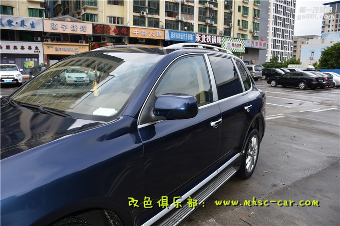 深圳保時捷卡宴車身貼膜改色施工法國hexis小珠光深藍膜幻色彩出品