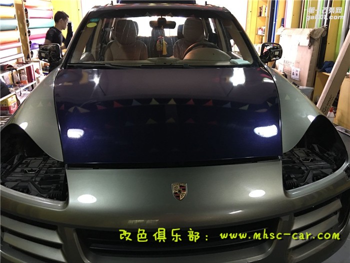 深圳保時捷卡宴車身貼膜改色施工法國hexis小珠光深藍膜幻色彩出品