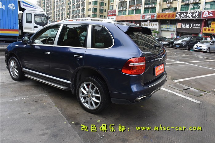 深圳保時捷卡宴車身貼膜改色施工法國hexis小珠光深藍膜幻色彩出品