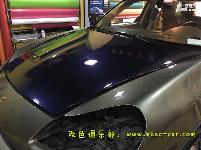 深圳保時捷卡宴車身貼膜改色施工法國hexis小珠光深藍膜幻色彩出品