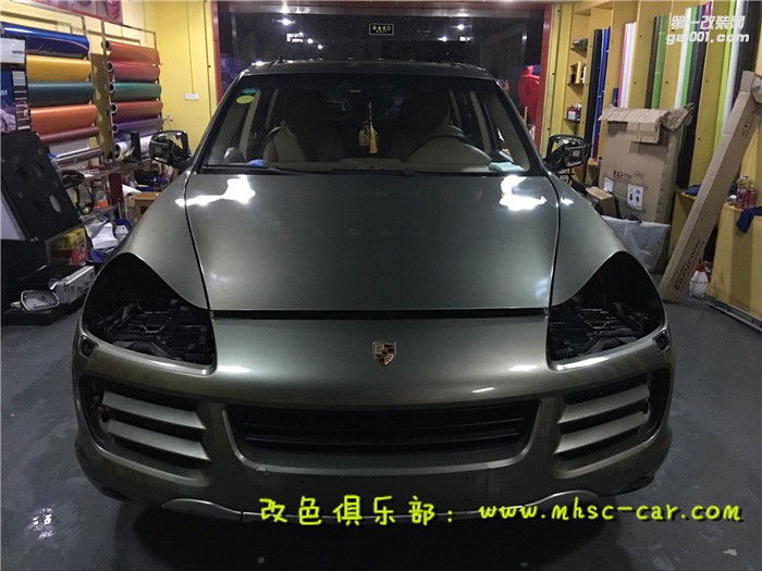 深圳保時捷卡宴車身貼膜改色施工法國hexis小珠光深藍膜幻色彩出品