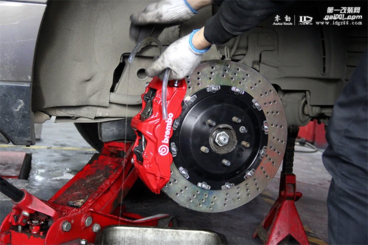 路虎攬勝改裝BREMBO剎車(chē)--湖南專(zhuān)業(yè)路虎改裝