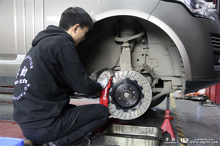 路虎攬勝改裝BREMBO剎車(chē)--湖南專(zhuān)業(yè)路虎改裝