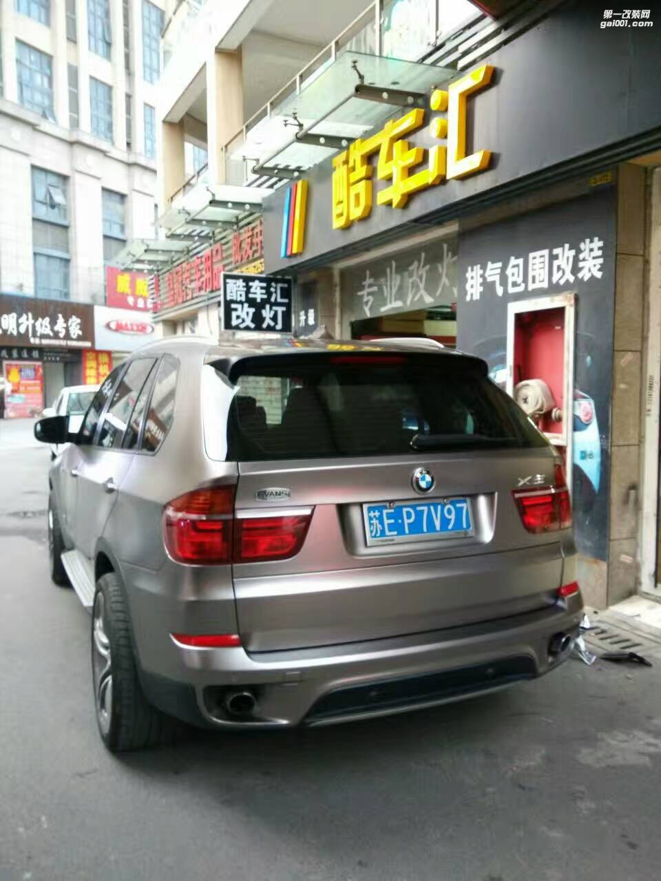 寶馬x3全車戰(zhàn)斗灰