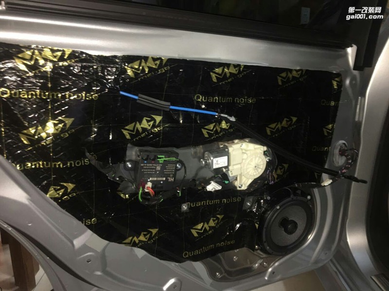 鄭州金聲汽車(chē)音響改裝-奔馳260改裝德國(guó)彩虹喇叭加裝優(yōu)美聲DSP處理器
