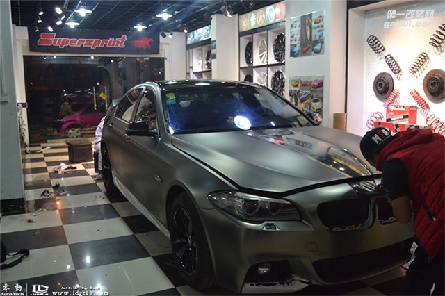 寶馬5系車身貼膜 啞光電鍍鎢鋼——長(zhǎng)沙改色貼膜店