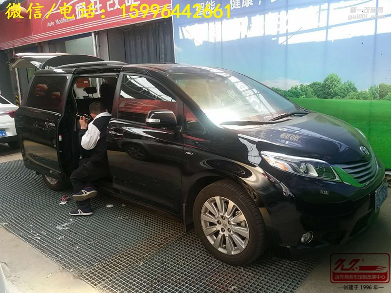 南京久久 豐田塞納商務(wù)車實(shí)木地板、航空座椅改裝案例