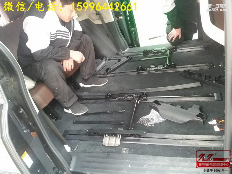 南京久久 豐田塞納商務(wù)車實(shí)木地板、航空座椅改裝案例