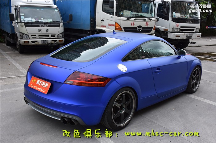 奧迪TT車身貼膜改顏色 原車粉色改色施工超亞金屬藍(lán)