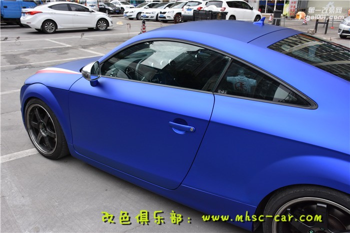 奧迪TT車身貼膜改顏色 原車粉色改色施工超亞金屬藍(lán)