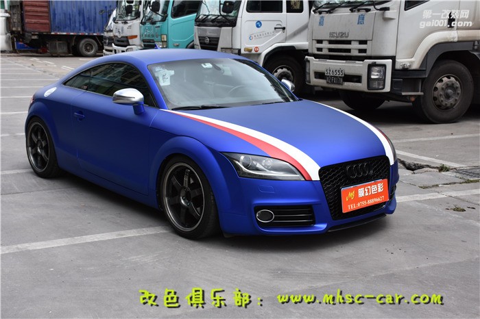 奧迪TT車身貼膜改顏色 原車粉色改色施工超亞金屬藍(lán)