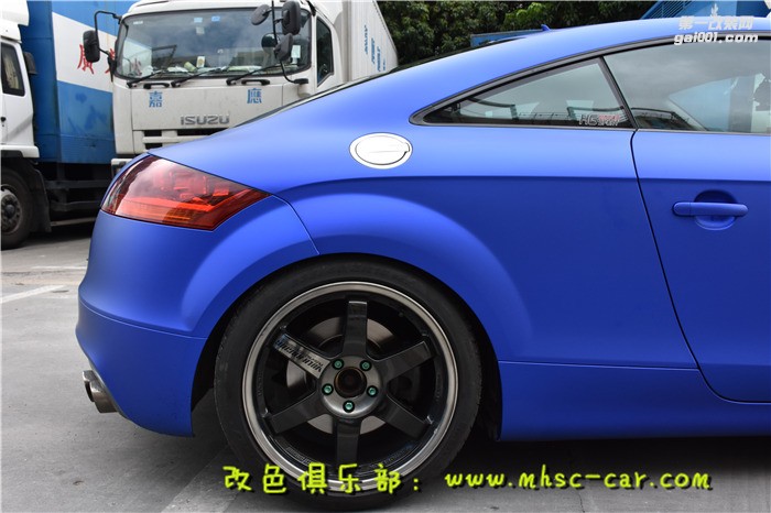奧迪TT車身貼膜改顏色 原車粉色改色施工超亞金屬藍(lán)
