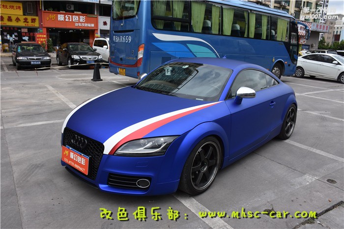 奧迪TT車身貼膜改顏色 原車粉色改色施工超亞金屬藍(lán)