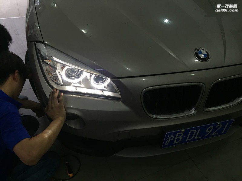上海寶馬X1車燈改裝原廠高配大燈總成 天使眼 歐司朗氙氣燈 電腦編程 淳梓改燈