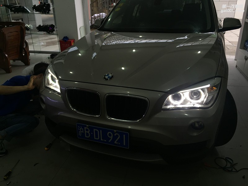 上海寶馬X1車燈改裝原廠高配大燈總成 天使眼 歐司朗氙氣燈 電腦編程 淳梓改燈