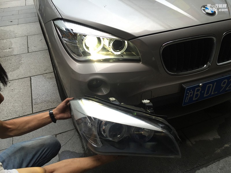 上海寶馬X1車燈改裝原廠高配大燈總成 天使眼 歐司朗氙氣燈 電腦編程 淳梓改燈
