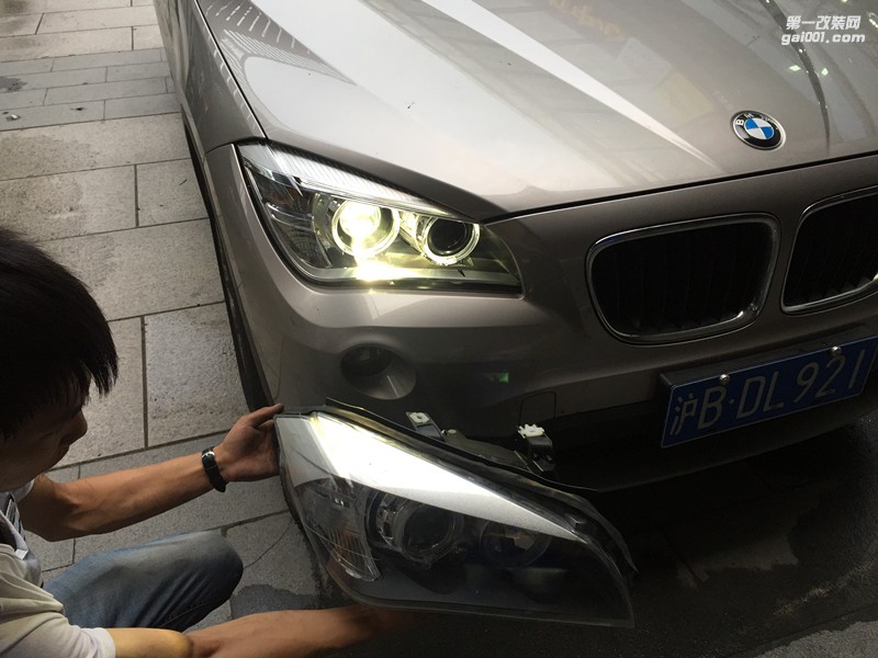 上海寶馬X1車燈改裝原廠高配大燈總成 天使眼 歐司朗氙氣燈 電腦編程 淳梓改燈