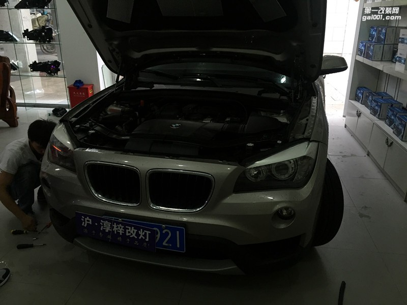 上海寶馬X1車燈改裝原廠高配大燈總成 天使眼 歐司朗氙氣燈 電腦編程 淳梓改燈
