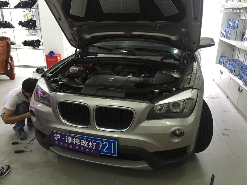 上海寶馬X1車燈改裝原廠高配大燈總成 天使眼 歐司朗氙氣燈 電腦編程 淳梓改燈