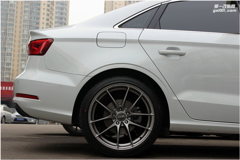 海亞：奧迪 A3 改裝 意大利 OZ LEGGERA HLT 18寸輕量化輪轂