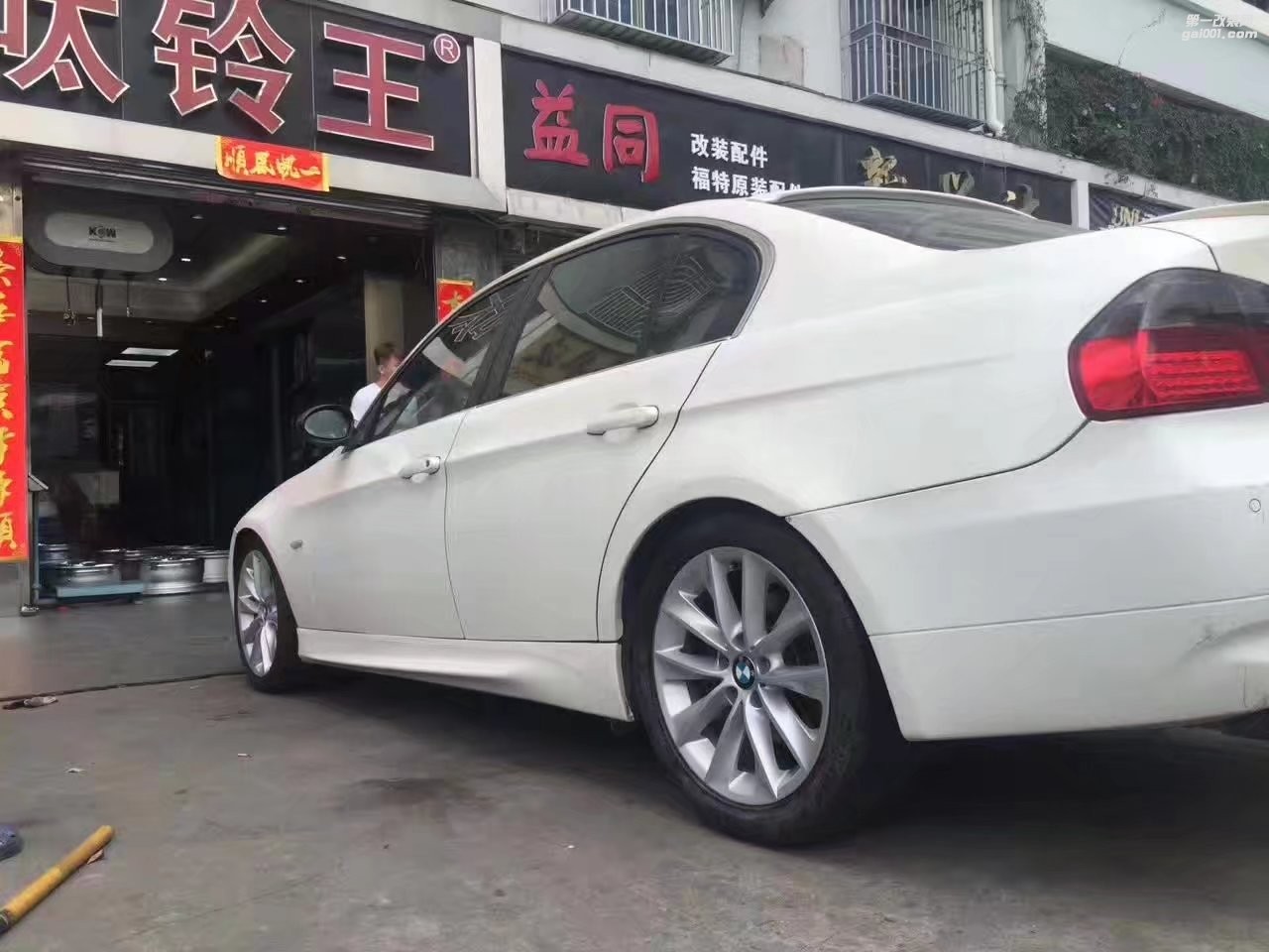 寶馬， 換 原裝 18寸 完工！