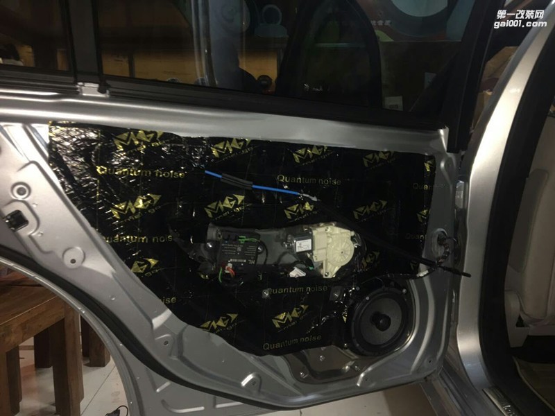 鄭州奔馳260汽車音響改裝德國彩虹喇叭加裝優(yōu)美聲處理器-鄭州金聲