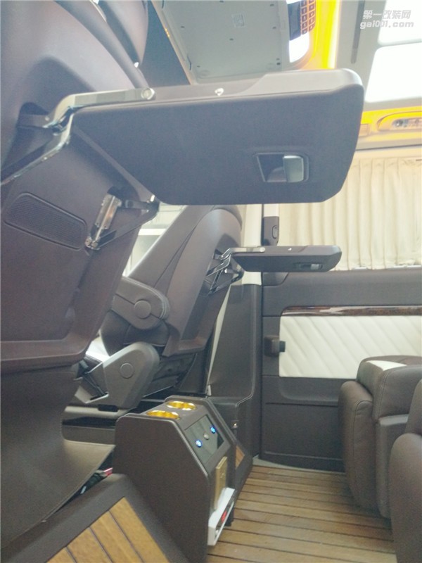 西安商務(wù)車內(nèi)飾改裝/杰歌房車之奔馳唯雅諾改裝、航空座椅改裝V260內(nèi)飾改裝