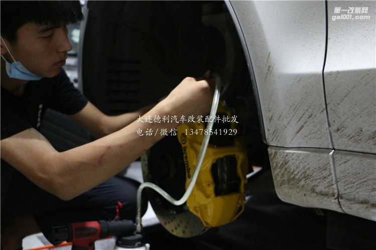 奧迪SQ5改裝意大利競(jìng)技版brembo GT 剎車性能超強(qiáng)