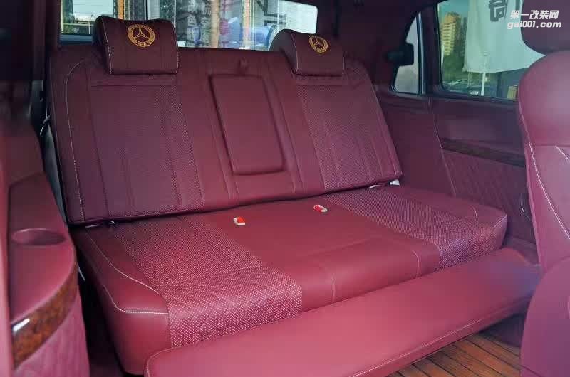 奔馳商務(wù)車紅色內(nèi)飾改裝