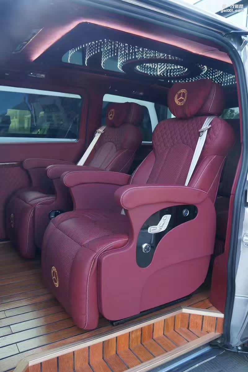 奔馳商務(wù)車紅色內(nèi)飾改裝