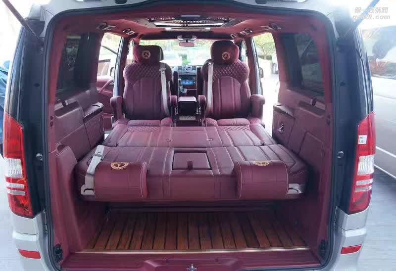 奔馳商務(wù)車紅色內(nèi)飾改裝