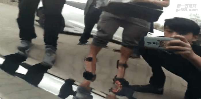 車主悉心給愛(ài)車穿隱形衣, 開(kāi)幾年揭開(kāi)發(fā)現(xiàn)很值得