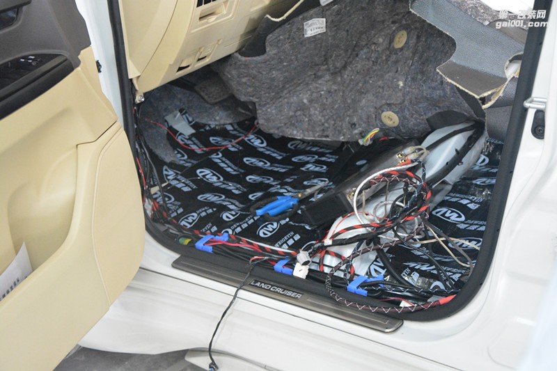 豐田陸地巡洋艦升級(jí)汽車音響加全車隔音降噪-唐山博納