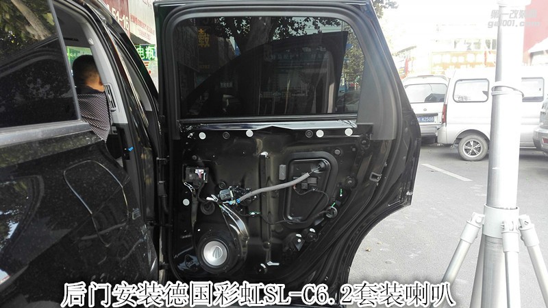 音樂(lè)真實(shí)感 奧迪Q7音響改裝德國(guó)彩虹喇叭加裝功放和低音-鄭州金聲音響改裝