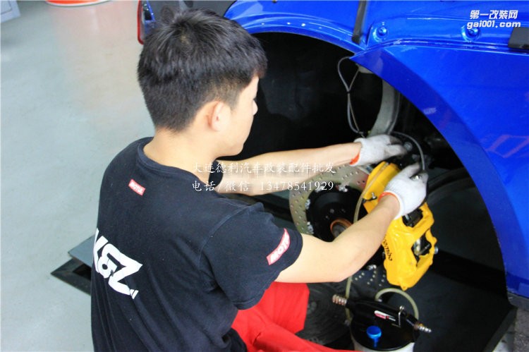 保時(shí)捷MACAN 2.0T改裝BREMBO高性能鮑魚(yú)剎車(chē)