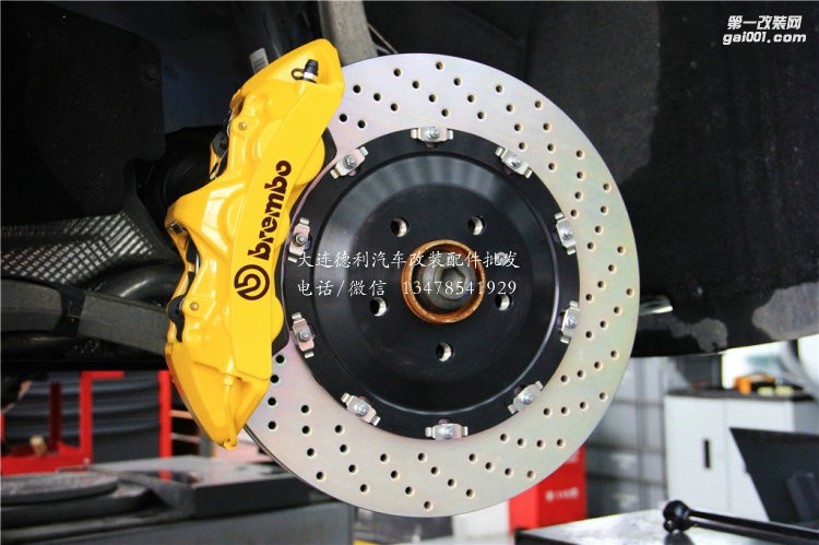 保時(shí)捷MACAN 2.0T改裝BREMBO高性能鮑魚(yú)剎車(chē)